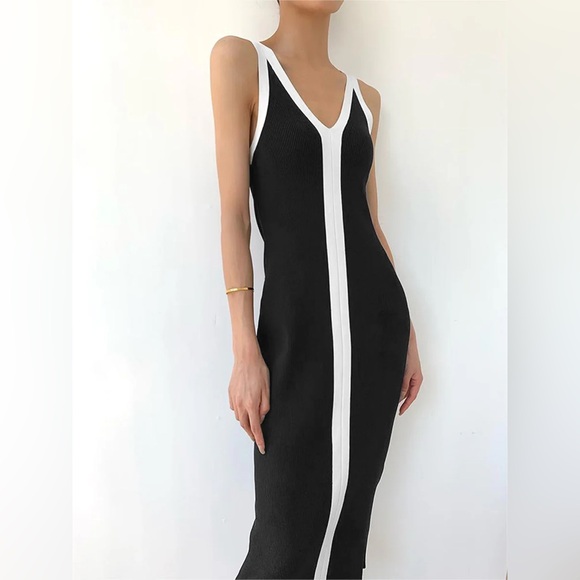 Black and white contrast knit v neck sleeveless midi dress with vented slit - Picture 5 of 11